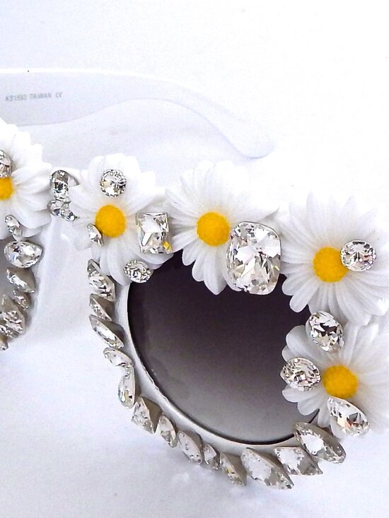 GASOLINE GLAMOUR SWAN RIVER DAISY SCOTTIE SUNGLASSES??? main image 4